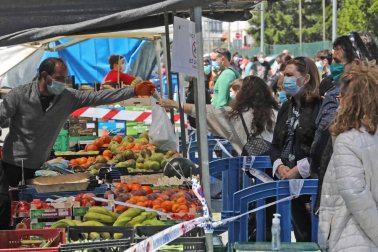Fotografías de la reapertura del mercadillo de Landaben tras dos meses de cierre obligado