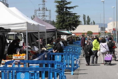 Fotografías de la reapertura del mercadillo de Landaben tras dos meses de cierre obligado