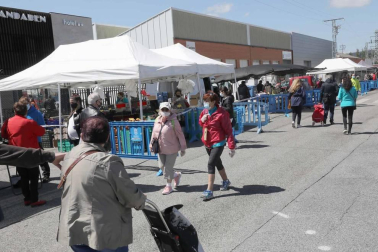 Fotografías de la reapertura del mercadillo de Landaben tras dos meses de cierre obligado