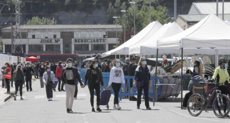 Fotografías de la reapertura del mercadillo de Landaben tras dos meses de cierre obligado