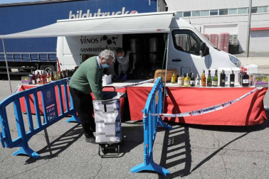 Fotografías de la reapertura del mercadillo de Landaben tras dos meses de cierre obligado
