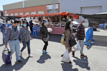 Fotografías de la reapertura del mercadillo de Landaben tras dos meses de cierre obligado