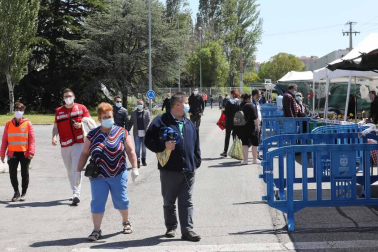 Fotografías de la reapertura del mercadillo de Landaben tras dos meses de cierre obligado