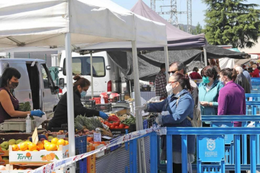 Fotografías de la reapertura del mercadillo de Landaben tras dos meses de cierre obligado