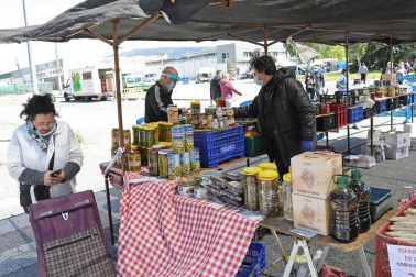 Fotografías de la reapertura del mercadillo de Landaben tras dos meses de cierre obligado