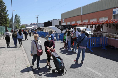 Fotografías de la reapertura del mercadillo de Landaben tras dos meses de cierre obligado