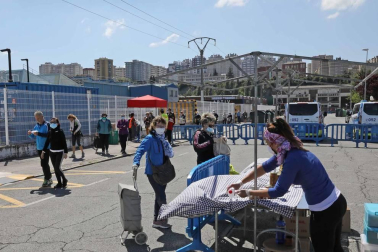 Fotografías de la reapertura del mercadillo de Landaben tras dos meses de cierre obligado