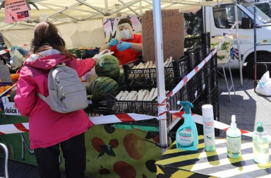 Fotografías de la reapertura del mercadillo de Landaben tras dos meses de cierre obligado