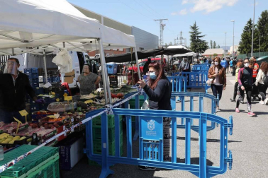 Fotografías de la reapertura del mercadillo de Landaben tras dos meses de cierre obligado