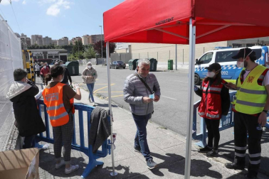 Fotografías de la reapertura del mercadillo de Landaben tras dos meses de cierre obligado