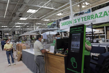 Los comercios han abierto con restricciones de aforo y espacio