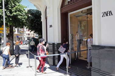Los comercios han abierto con restricciones de aforo y espacio