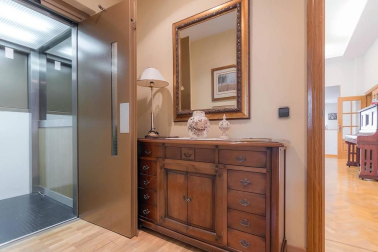 Chalet a la venta con 650 m2 y más de 1.100 m2 de parcela, construido en el 2000 y en perfecto estado, jardín con vistas al Club de Golf y ascensor. Ubicado en C/Zelai, con todos los servicios al alcance. 
La casa está distribuida en tres plantas; en planta baja tiene un hall que nos lleva al despacho, amplio salón en dos alturas, cocina con office, lavandería y aseo. En otra de las alas, hay tres habitaciones y dos baños.
En la primera planta, habitación con baño y acceso a dos terrazas; en la planta sótano está el txoko con cocina, amplísimo y dos trasteros.
Para recibir más información, envíanos tus datos (nombre y teléfono) a info@dninmo.com