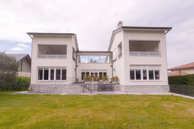 Chalet a la venta con 650 m2 y más de 1.100 m2 de parcela, construido en el 2000 y en perfecto estado, jardín con vistas al Club de Golf y ascensor. Ubicado en C/Zelai, con todos los servicios al alcance. 
La casa está distribuida en tres plantas; en planta baja tiene un hall que nos lleva al despacho, amplio salón en dos alturas, cocina con office, lavandería y aseo. En otra de las alas, hay tres habitaciones y dos baños.
En la primera planta, habitación con baño y acceso a dos terrazas; en la planta sótano está el txoko con cocina, amplísimo y dos trasteros.
Para recibir más información, envíanos tus datos (nombre y teléfono) a info@dninmo.com