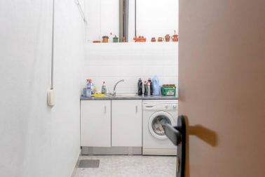 Chalet a la venta con 650 m2 y más de 1.100 m2 de parcela, construido en el 2000 y en perfecto estado, jardín con vistas al Club de Golf y ascensor. Ubicado en C/Zelai, con todos los servicios al alcance. 
La casa está distribuida en tres plantas; en planta baja tiene un hall que nos lleva al despacho, amplio salón en dos alturas, cocina con office, lavandería y aseo. En otra de las alas, hay tres habitaciones y dos baños.
En la primera planta, habitación con baño y acceso a dos terrazas; en la planta sótano está el txoko con cocina, amplísimo y dos trasteros.
Para recibir más información, envíanos tus datos (nombre y teléfono) a info@dninmo.com