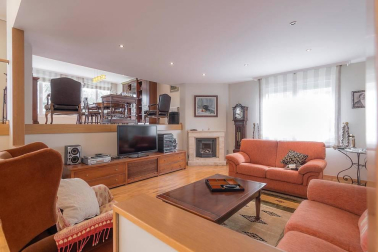 Chalet a la venta con 650 m2 y más de 1.100 m2 de parcela, construido en el 2000 y en perfecto estado, jardín con vistas al Club de Golf y ascensor. Ubicado en C/Zelai, con todos los servicios al alcance. 
La casa está distribuida en tres plantas; en planta baja tiene un hall que nos lleva al despacho, amplio salón en dos alturas, cocina con office, lavandería y aseo. En otra de las alas, hay tres habitaciones y dos baños.
En la primera planta, habitación con baño y acceso a dos terrazas; en la planta sótano está el txoko con cocina, amplísimo y dos trasteros.
Para recibir más información, envíanos tus datos (nombre y teléfono) a info@dninmo.com