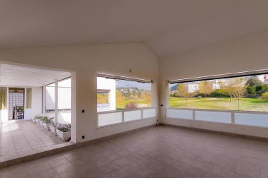 Chalet a la venta con 650 m2 y más de 1.100 m2 de parcela, construido en el 2000 y en perfecto estado, jardín con vistas al Club de Golf y ascensor. Ubicado en C/Zelai, con todos los servicios al alcance. 
La casa está distribuida en tres plantas; en planta baja tiene un hall que nos lleva al despacho, amplio salón en dos alturas, cocina con office, lavandería y aseo. En otra de las alas, hay tres habitaciones y dos baños.
En la primera planta, habitación con baño y acceso a dos terrazas; en la planta sótano está el txoko con cocina, amplísimo y dos trasteros.
Para recibir más información, envíanos tus datos (nombre y teléfono) a info@dninmo.com