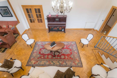 Chalet a la venta con 650 m2 y más de 1.100 m2 de parcela, construido en el 2000 y en perfecto estado, jardín con vistas al Club de Golf y ascensor. Ubicado en C/Zelai, con todos los servicios al alcance. 
La casa está distribuida en tres plantas; en planta baja tiene un hall que nos lleva al despacho, amplio salón en dos alturas, cocina con office, lavandería y aseo. En otra de las alas, hay tres habitaciones y dos baños.
En la primera planta, habitación con baño y acceso a dos terrazas; en la planta sótano está el txoko con cocina, amplísimo y dos trasteros.
Para recibir más información, envíanos tus datos (nombre y teléfono) a info@dninmo.com