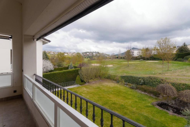 Chalet a la venta con 650 m2 y más de 1.100 m2 de parcela, construido en el 2000 y en perfecto estado, jardín con vistas al Club de Golf y ascensor. Ubicado en C/Zelai, con todos los servicios al alcance. 
La casa está distribuida en tres plantas; en planta baja tiene un hall que nos lleva al despacho, amplio salón en dos alturas, cocina con office, lavandería y aseo. En otra de las alas, hay tres habitaciones y dos baños.
En la primera planta, habitación con baño y acceso a dos terrazas; en la planta sótano está el txoko con cocina, amplísimo y dos trasteros.
Para recibir más información, envíanos tus datos (nombre y teléfono) a info@dninmo.com