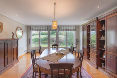 Chalet a la venta con 650 m2 y más de 1.100 m2 de parcela, construido en el 2000 y en perfecto estado, jardín con vistas al Club de Golf y ascensor. Ubicado en C/Zelai, con todos los servicios al alcance. 
La casa está distribuida en tres plantas; en planta baja tiene un hall que nos lleva al despacho, amplio salón en dos alturas, cocina con office, lavandería y aseo. En otra de las alas, hay tres habitaciones y dos baños.
En la primera planta, habitación con baño y acceso a dos terrazas; en la planta sótano está el txoko con cocina, amplísimo y dos trasteros.
Para recibir más información, envíanos tus datos (nombre y teléfono) a info@dninmo.com