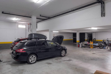 Chalet a la venta con 650 m2 y más de 1.100 m2 de parcela, construido en el 2000 y en perfecto estado, jardín con vistas al Club de Golf y ascensor. Ubicado en C/Zelai, con todos los servicios al alcance. 
La casa está distribuida en tres plantas; en planta baja tiene un hall que nos lleva al despacho, amplio salón en dos alturas, cocina con office, lavandería y aseo. En otra de las alas, hay tres habitaciones y dos baños.
En la primera planta, habitación con baño y acceso a dos terrazas; en la planta sótano está el txoko con cocina, amplísimo y dos trasteros.
Para recibir más información, envíanos tus datos (nombre y teléfono) a info@dninmo.com