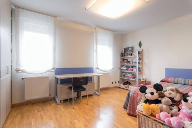 Chalet a la venta con 650 m2 y más de 1.100 m2 de parcela, construido en el 2000 y en perfecto estado, jardín con vistas al Club de Golf y ascensor. Ubicado en C/Zelai, con todos los servicios al alcance. 
La casa está distribuida en tres plantas; en planta baja tiene un hall que nos lleva al despacho, amplio salón en dos alturas, cocina con office, lavandería y aseo. En otra de las alas, hay tres habitaciones y dos baños.
En la primera planta, habitación con baño y acceso a dos terrazas; en la planta sótano está el txoko con cocina, amplísimo y dos trasteros.
Para recibir más información, envíanos tus datos (nombre y teléfono) a info@dninmo.com