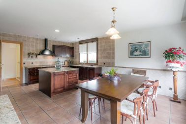 Chalet a la venta con 650 m2 y más de 1.100 m2 de parcela, construido en el 2000 y en perfecto estado, jardín con vistas al Club de Golf y ascensor. Ubicado en C/Zelai, con todos los servicios al alcance. 
La casa está distribuida en tres plantas; en planta baja tiene un hall que nos lleva al despacho, amplio salón en dos alturas, cocina con office, lavandería y aseo. En otra de las alas, hay tres habitaciones y dos baños.
En la primera planta, habitación con baño y acceso a dos terrazas; en la planta sótano está el txoko con cocina, amplísimo y dos trasteros.
Para recibir más información, envíanos tus datos (nombre y teléfono) a info@dninmo.com