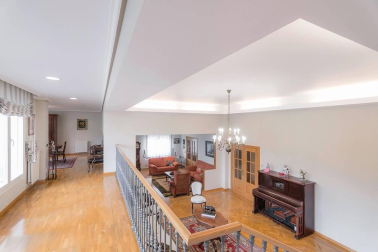 Chalet a la venta con 650 m2 y más de 1.100 m2 de parcela, construido en el 2000 y en perfecto estado, jardín con vistas al Club de Golf y ascensor. Ubicado en C/Zelai, con todos los servicios al alcance. 
La casa está distribuida en tres plantas; en planta baja tiene un hall que nos lleva al despacho, amplio salón en dos alturas, cocina con office, lavandería y aseo. En otra de las alas, hay tres habitaciones y dos baños.
En la primera planta, habitación con baño y acceso a dos terrazas; en la planta sótano está el txoko con cocina, amplísimo y dos trasteros.
Para recibir más información, envíanos tus datos (nombre y teléfono) a info@dninmo.com