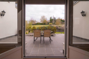 Chalet a la venta con 650 m2 y más de 1.100 m2 de parcela, construido en el 2000 y en perfecto estado, jardín con vistas al Club de Golf y ascensor. Ubicado en C/Zelai, con todos los servicios al alcance. 
La casa está distribuida en tres plantas; en planta baja tiene un hall que nos lleva al despacho, amplio salón en dos alturas, cocina con office, lavandería y aseo. En otra de las alas, hay tres habitaciones y dos baños.
En la primera planta, habitación con baño y acceso a dos terrazas; en la planta sótano está el txoko con cocina, amplísimo y dos trasteros.
Para recibir más información, envíanos tus datos (nombre y teléfono) a info@dninmo.com