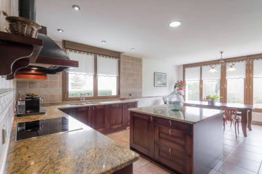 Chalet a la venta con 650 m2 y más de 1.100 m2 de parcela, construido en el 2000 y en perfecto estado, jardín con vistas al Club de Golf y ascensor. Ubicado en C/Zelai, con todos los servicios al alcance. 
La casa está distribuida en tres plantas; en planta baja tiene un hall que nos lleva al despacho, amplio salón en dos alturas, cocina con office, lavandería y aseo. En otra de las alas, hay tres habitaciones y dos baños.
En la primera planta, habitación con baño y acceso a dos terrazas; en la planta sótano está el txoko con cocina, amplísimo y dos trasteros.
Para recibir más información, envíanos tus datos (nombre y teléfono) a info@dninmo.com