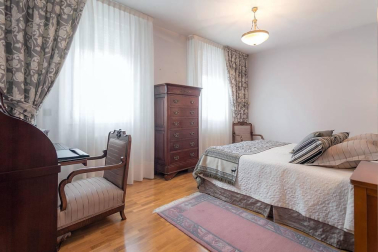 Chalet a la venta con 650 m2 y más de 1.100 m2 de parcela, construido en el 2000 y en perfecto estado, jardín con vistas al Club de Golf y ascensor. Ubicado en C/Zelai, con todos los servicios al alcance. 
La casa está distribuida en tres plantas; en planta baja tiene un hall que nos lleva al despacho, amplio salón en dos alturas, cocina con office, lavandería y aseo. En otra de las alas, hay tres habitaciones y dos baños.
En la primera planta, habitación con baño y acceso a dos terrazas; en la planta sótano está el txoko con cocina, amplísimo y dos trasteros.
Para recibir más información, envíanos tus datos (nombre y teléfono) a info@dninmo.com