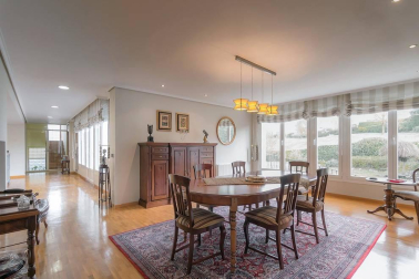 Chalet a la venta con 650 m2 y más de 1.100 m2 de parcela, construido en el 2000 y en perfecto estado, jardín con vistas al Club de Golf y ascensor. Ubicado en C/Zelai, con todos los servicios al alcance. 
La casa está distribuida en tres plantas; en planta baja tiene un hall que nos lleva al despacho, amplio salón en dos alturas, cocina con office, lavandería y aseo. En otra de las alas, hay tres habitaciones y dos baños.
En la primera planta, habitación con baño y acceso a dos terrazas; en la planta sótano está el txoko con cocina, amplísimo y dos trasteros.
Para recibir más información, envíanos tus datos (nombre y teléfono) a info@dninmo.com