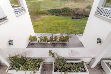 Chalet a la venta con 650 m2 y más de 1.100 m2 de parcela, construido en el 2000 y en perfecto estado, jardín con vistas al Club de Golf y ascensor. Ubicado en C/Zelai, con todos los servicios al alcance. 
La casa está distribuida en tres plantas; en planta baja tiene un hall que nos lleva al despacho, amplio salón en dos alturas, cocina con office, lavandería y aseo. En otra de las alas, hay tres habitaciones y dos baños.
En la primera planta, habitación con baño y acceso a dos terrazas; en la planta sótano está el txoko con cocina, amplísimo y dos trasteros.
Para recibir más información, envíanos tus datos (nombre y teléfono) a info@dninmo.com