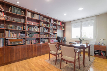 Chalet a la venta con 650 m2 y más de 1.100 m2 de parcela, construido en el 2000 y en perfecto estado, jardín con vistas al Club de Golf y ascensor. Ubicado en C/Zelai, con todos los servicios al alcance. 
La casa está distribuida en tres plantas; en planta baja tiene un hall que nos lleva al despacho, amplio salón en dos alturas, cocina con office, lavandería y aseo. En otra de las alas, hay tres habitaciones y dos baños.
En la primera planta, habitación con baño y acceso a dos terrazas; en la planta sótano está el txoko con cocina, amplísimo y dos trasteros.
Para recibir más información, envíanos tus datos (nombre y teléfono) a info@dninmo.com