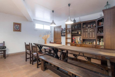 Chalet a la venta con 650 m2 y más de 1.100 m2 de parcela, construido en el 2000 y en perfecto estado, jardín con vistas al Club de Golf y ascensor. Ubicado en C/Zelai, con todos los servicios al alcance. 
La casa está distribuida en tres plantas; en planta baja tiene un hall que nos lleva al despacho, amplio salón en dos alturas, cocina con office, lavandería y aseo. En otra de las alas, hay tres habitaciones y dos baños.
En la primera planta, habitación con baño y acceso a dos terrazas; en la planta sótano está el txoko con cocina, amplísimo y dos trasteros.
Para recibir más información, envíanos tus datos (nombre y teléfono) a info@dninmo.com