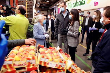Los Reyes han visitado la madrugada de este jueves el mercado central de pescados y también el de frutas y hortalizas en Mercamadrid, la mayor plataforma de distribución, comercialización, transformación y logística de alimentos frescos de España.