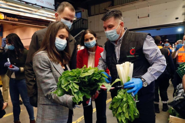 Los Reyes han visitado la madrugada de este jueves el mercado central de pescados y también el de frutas y hortalizas en Mercamadrid, la mayor plataforma de distribución, comercialización, transformación y logística de alimentos frescos de España.