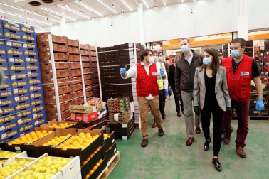 Los Reyes han visitado la madrugada de este jueves el mercado central de pescados y también el de frutas y hortalizas en Mercamadrid, la mayor plataforma de distribución, comercialización, transformación y logística de alimentos frescos de España.