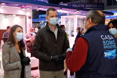 Los Reyes han visitado la madrugada de este jueves el mercado central de pescados y también el de frutas y hortalizas en Mercamadrid, la mayor plataforma de distribución, comercialización, transformación y logística de alimentos frescos de España.