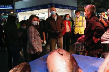 Los Reyes han visitado la madrugada de este jueves el mercado central de pescados y también el de frutas y hortalizas en Mercamadrid, la mayor plataforma de distribución, comercialización, transformación y logística de alimentos frescos de España.