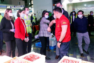 Los Reyes han visitado la madrugada de este jueves el mercado central de pescados y también el de frutas y hortalizas en Mercamadrid, la mayor plataforma de distribución, comercialización, transformación y logística de alimentos frescos de España.