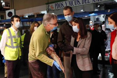 Los Reyes han visitado la madrugada de este jueves el mercado central de pescados y también el de frutas y hortalizas en Mercamadrid, la mayor plataforma de distribución, comercialización, transformación y logística de alimentos frescos de España.