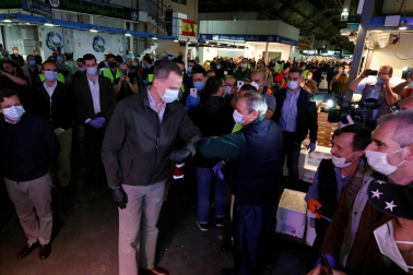 Los Reyes han visitado la madrugada de este jueves el mercado central de pescados y también el de frutas y hortalizas en Mercamadrid, la mayor plataforma de distribución, comercialización, transformación y logística de alimentos frescos de España.
