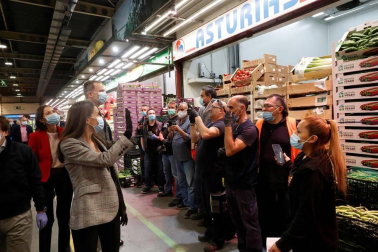 Los Reyes han visitado la madrugada de este jueves el mercado central de pescados y también el de frutas y hortalizas en Mercamadrid, la mayor plataforma de distribución, comercialización, transformación y logística de alimentos frescos de España.