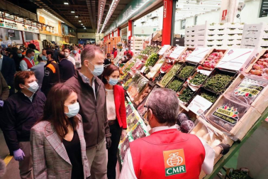 Los Reyes han visitado la madrugada de este jueves el mercado central de pescados y también el de frutas y hortalizas en Mercamadrid, la mayor plataforma de distribución, comercialización, transformación y logística de alimentos frescos de España.