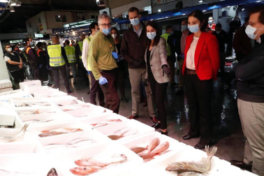 Los Reyes han visitado la madrugada de este jueves el mercado central de pescados y también el de frutas y hortalizas en Mercamadrid, la mayor plataforma de distribución, comercialización, transformación y logística de alimentos frescos de España.