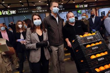 Los Reyes han visitado la madrugada de este jueves el mercado central de pescados y también el de frutas y hortalizas en Mercamadrid, la mayor plataforma de distribución, comercialización, transformación y logística de alimentos frescos de España.