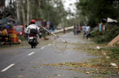 Destrucción y casi un centenar de víctimas mortales tras el paso del ciclón por la zona.