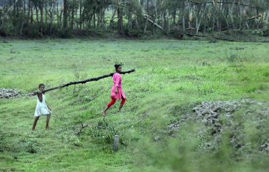 Destrucción y casi un centenar de víctimas mortales tras el paso del ciclón por la zona.