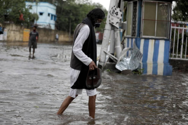 Destrucción y casi un centenar de víctimas mortales tras el paso del ciclón por la zona.